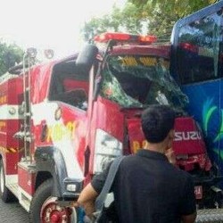 Bus Damkar Tabrak Bus Pariwisata yang Parkir di Tikungan Kemayoran