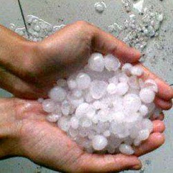 Ini Penampakan Butiran Hujan Es yang Turun di Kebon Jeruk