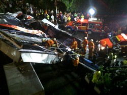 Baliho Roboh Belum Dievakuasi, Jalan S Parman Macet Panjang