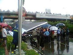 Baliho Raksasa Roboh di Jalan S Parman Menimpa Mobil dan Motor