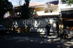 Tamu Terus Berdatangan, Sosok Hadi Tak Kunjung Keluar dari Rumahnya