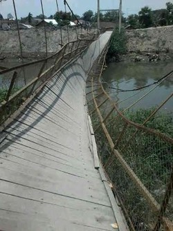 Tali Sling Jembatan di Medan Putus, 8 Orang Tercebur ke Sungai