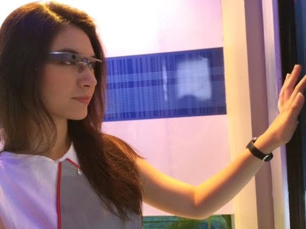 Telkomsel Pamer Kecanggihan Google Glass