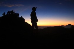 Puncak Sikunir dan Sunrise Terbaik Dari Dieng