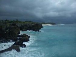 Menikmati Debur Ombak Pantai Watu Mandorak di Sumba