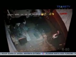 Aksi Perampasan Disertai Pembacokan Terekam CCTV