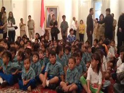 Riangnya Jokowi Main Tebak-tebakan Bersama Anak Marunda