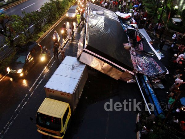 Dua Baliho di Jalan S Parman Roboh