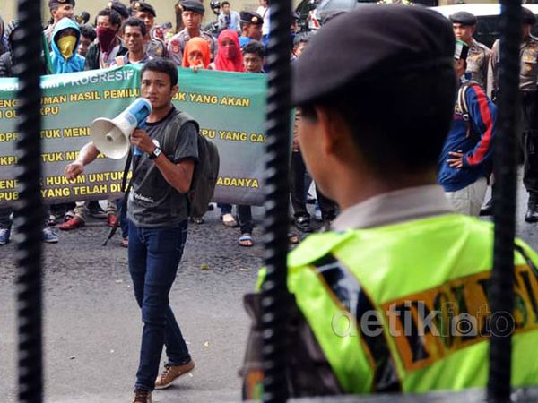 HMI Demo di Depan Gedung KPU