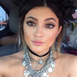 Unggah Foto di Twitter, Kylie Jenner Dituding Operasi Bibir