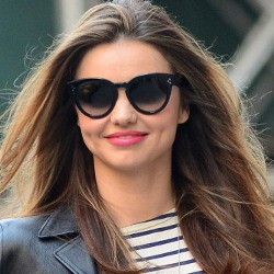 Gaya Seksi Miranda Kerr Sebagai Kelinci Paskah