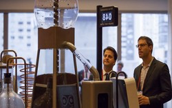 Mesin Ini Hanya Meracik Kopi Saat Anda Mempunyai Teman Baru