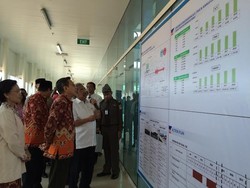 Boediono dan Istri Sempatkan Tinjau Bandara Kebun Binatang