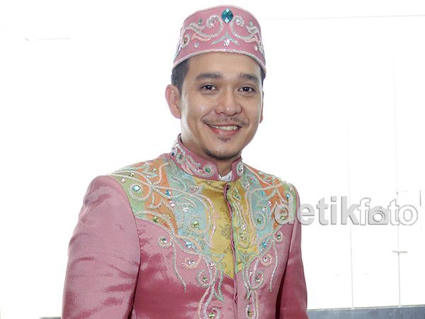 Fadlan Tampil Pinky di Hari Kartini
