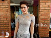 Olla Ramlan Seksi Berkebaya