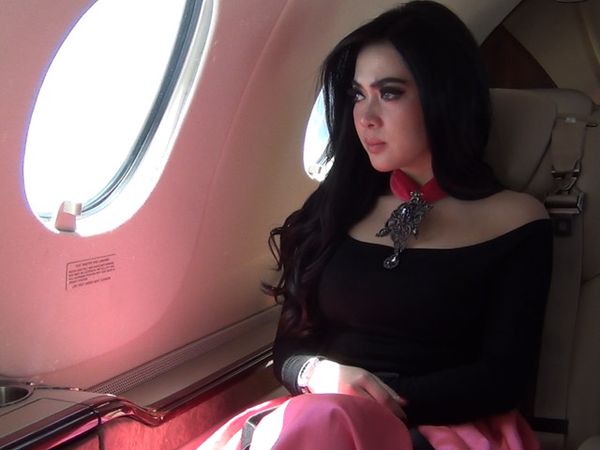 So Glamour, Syahrini Naik Jet Pribadi ke Singapura (2)