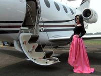 So Glamour, Syahrini Naik Jet Pribadi ke Singapura
