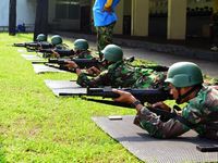 Taruna Tingkat 3 AAL Latihan Menembak