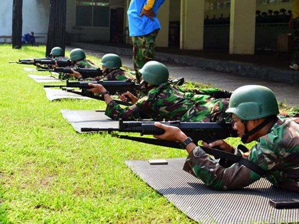 Taruna Tingkat 3 AAL Latihan Menembak