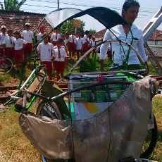 Ajaib! Pengayuh Becak dan Penumpang Selamat Ditabrak KA Mutiara Timur