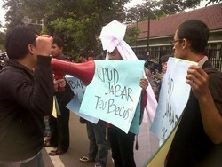 Boyong Pocong, Hajar Menilai KPU Jabar Gagal Gelar Pileg 2014