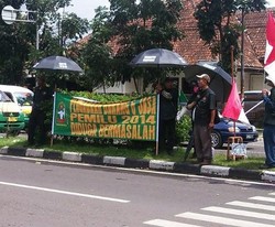 Bawa Bendera Setengah Tiang, Pedemo Tuding Pileg 2014 Amburadul