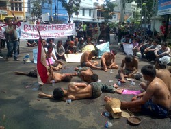 Tolak Ditertibkan, Puluhan PKL Demo Kantor Ridwan Kamil