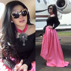 Gaya Glamor Syahrini Naik Jet Pribadi, Fab or Fail?