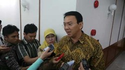Ahok Minta P2B Cek Izin Konstruksi Papan Reklame yang Roboh di Slipi