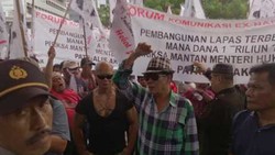 Datangi KPK, Anton Medan Cs Protes Fasilitas Tahanan Koruptor