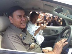 Tinjau RPH, Jokowi Disopiri Gubernur Lampung Naik Innova