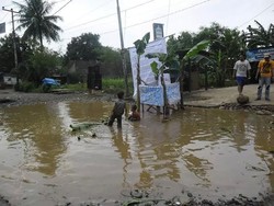 Ini Penampakan Ganasnya Jalan Berlubang di Gunung Putri Bogor, Bak Kubangan Kerbau