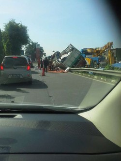 Truk Bermuatan Terigu Kecelakaan di Tol Cikampek, Muatannya Tumpah ke Jalan