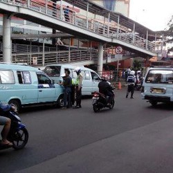 Angkot Bandel yang Ngetem Seenaknya di Depan PGC Cililitan Ditilang