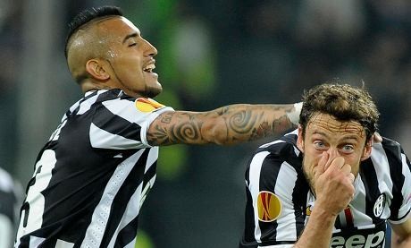 Vidal Diragukan Tampil Lawan Benfica