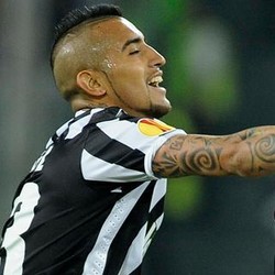 Vidal Diragukan Tampil Lawan Benfica