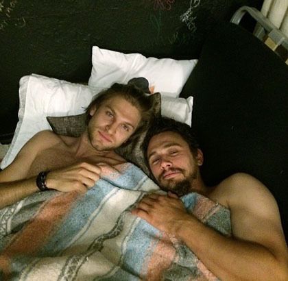 Foto: James Franco Hobi Foto Selfie Telanjang Dada di Tempat Tidur