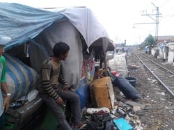 Cerita Rustam yang Beranak Pinak di Bantaran Rel Ibu Kota