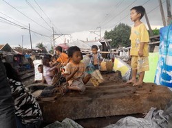 Ketika Keluarga Kecil yang Tinggal di Rel Berjuang untuk Kesehatan Anak