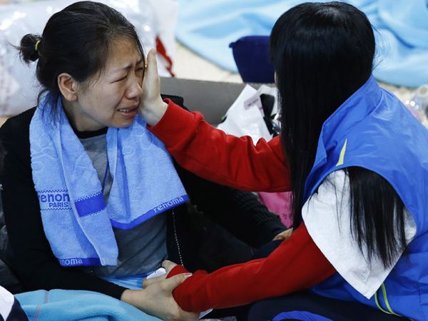 Wajah Sedih Keluarga Penumpang Kapal Korsel