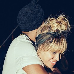 Aww! Beyonce Unggah Foto Mesra dengan Jay Z