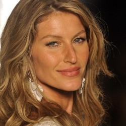 Menyanyi untuk Acara Amal, Gisele Bundchen Hanya Pakai Bikini