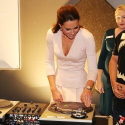 Ketika Kate Middleton dan Pangeran William Jadi DJ