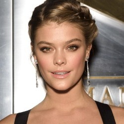 Model Nina Agdal Topless Sambil Pamer Otot di Instagram