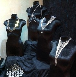 Audrey Akman Rilis Koleksi Perhiasan Bergaya Futuristik