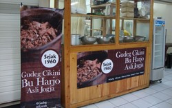 Usai Belanja di Pasar Cikini, Wajib Jajan Kue Mangkok dan Es Duren