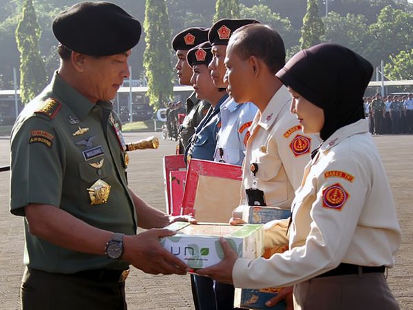 Panglima TNI Serahkan Bantuan Keramik