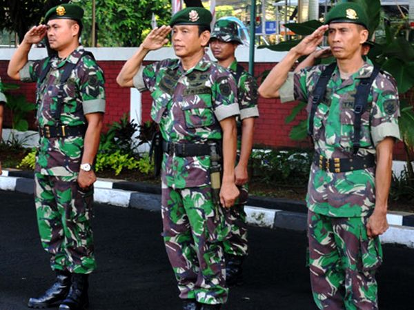 Prajurit Kostrad Isi Minggu Militer dengan Berbaris