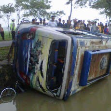Sopir Ugal-ugalan, Bus Tabrak Biker Hingga Terjun ke Sungai