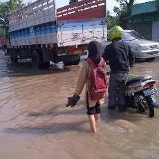 Banjir Kepung 3 Kecamatan dan Macetkan Pantura Surabaya-Probolinggo